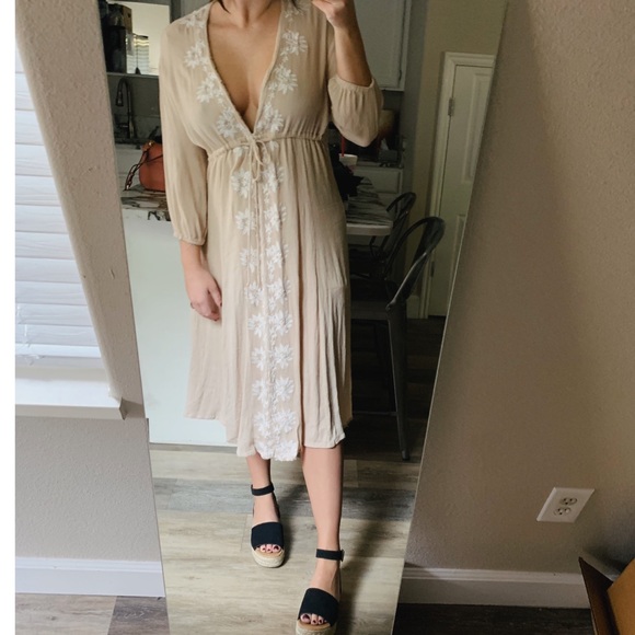 selfie couture Dresses & Skirts - Tan and cream midi embroidered boho dress